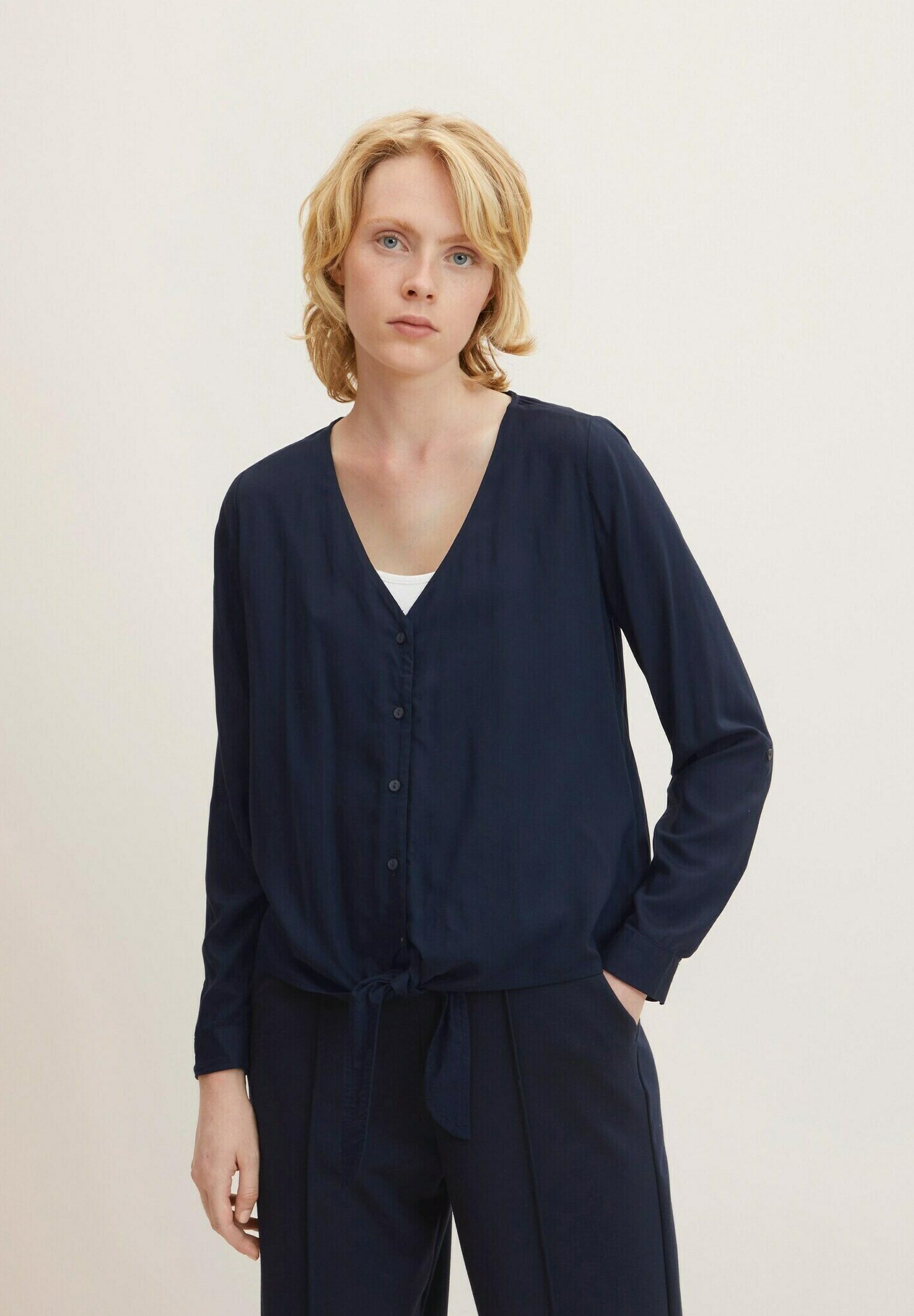 TOM TAILOR Denim Damen Top – Mit Knotendetail, Aus Baumwolle, Loose Fit – Lässiges Basic