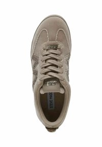 Sneaker beige con finitura scamosciata, design con lacci e dettagli metallici. Presenta un pannello laterale testurizzato e il marchio sulla linguetta.