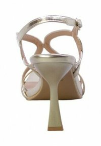 Sandalo con tacco alto dorato, con cinturini metallici lucidi, tacco sottile e cinghia alla caviglia regolabile. Retro aperto e dettagli con soletta rosa.