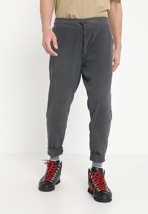 Grå sweatpants har et skræddersyet design med en snøre i taljen og kontrasterende paneler. Sættes sammen med sorte støvler med røde snørebånd.