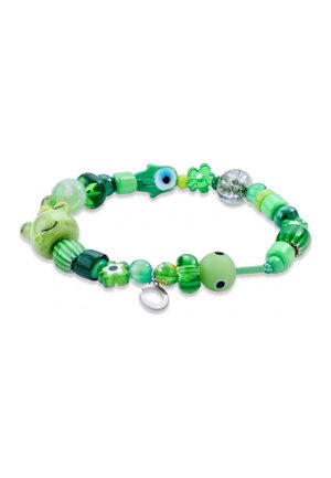 Grøn perlearmbånd med forskellige former, herunder blomster, et øje, en frø og runde perler med en lille sølv-ring charm.