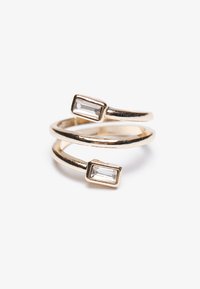 Bague en or à double bande avec un design tordu, comportant deux pierres rectangulaires transparentes placées à des extrémités opposées. Surface lisse et polie.