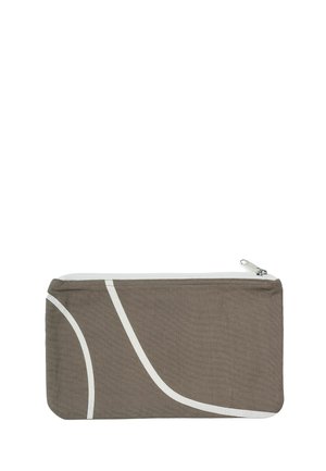 Obdĺžnikové hnedé látkové puzdro s bielym zipsom a zakrivenými bielymi čiarami ako minimalistické dizajnové prvky.