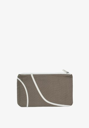 Téglalap alakú barna textil tasak fehér cipzárral és ívelt fehér vonalakkal, mint minimalista design elemek.