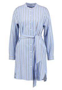 Robe chemise bleu rayée, longueur genou, à manches longues, avec un devant boutonné et une ceinture en tissu accordée. Comprend un col chinois et des fentes latérales.