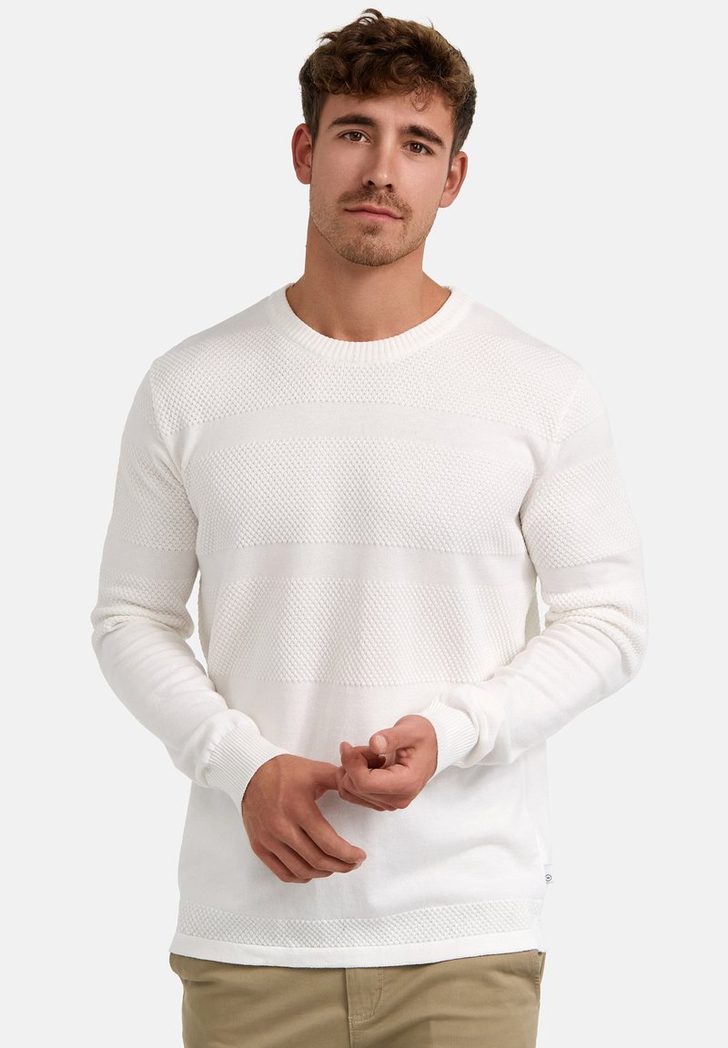 Weißer Langarmpullover mit strukturierten horizontalen Streifen, rundem Halsausschnitt und gerippten Bündchen. Leichtes Strickmaterial.