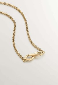 Collar de cadena de oro con un elegante colgante en forma de infinito. La cadena está compuesta de eslabones redondos interconectados.