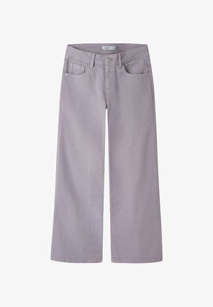 Jeans a gamba larga di un delicato lilla, realizzati in morbido denim di cotone. Le caratteristiche includono una chiusura con bottone, passanti per cintura e tasche frontali.