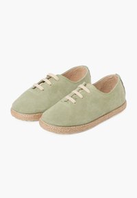 Pantofi din suede verde deschis cu sireturi bej, design cu vârful rotund și talpă din jute țesut în stil espadrilă. Textură netedă cu detalii minime.