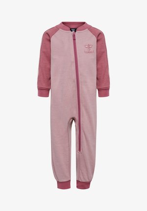 Różowy jednoczęściowy kombinezon z zamkiem błyskawicznym, z długimi rękawami i fasonem raglanowym w ciemniejszym odcieniu. Logo haftowane na klatce piersiowej.