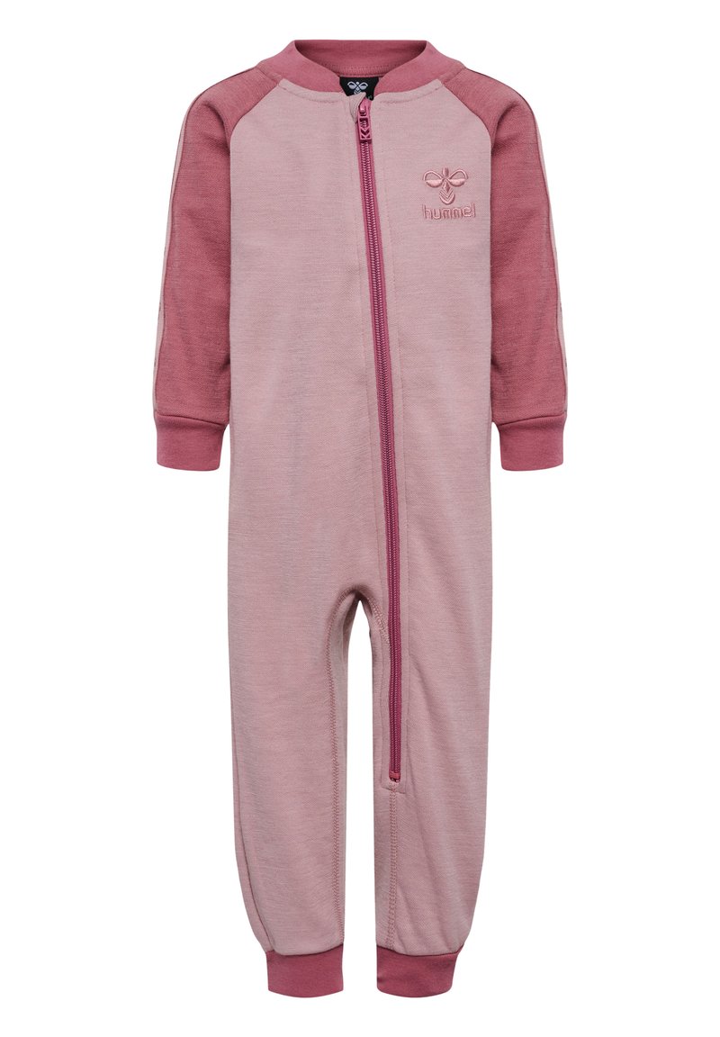 Rosa helkroppsdräkt med dragkedja, med långa ärmar och raglan-design i en mörkare nyans. Broderad logotyp på bröstet.