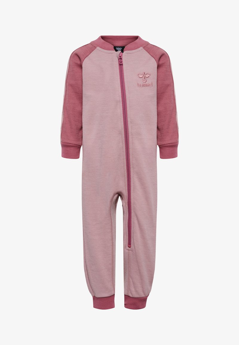 Różowy jednoczęściowy kombinezon z zamkiem błyskawicznym, z długimi rękawami i fasonem raglanowym w ciemniejszym odcieniu. Logo haftowane na klatce piersiowej.