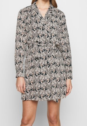 Blumenkleid in Schwarz, Creme und Hellrosa; verfügt über ein Wickeldesign, lange Ärmel und einen Bindegürtel in der Taille.