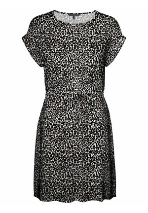 Sukienka w panterkę z krótkimi rękawami, elastyczną talią i luźnym krojem. Materiał jest lekki i prześwitujący, w odcieniach czerni, brązu i beżu.