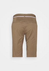Shorts marron longueur genou avec poches passepoilées au dos et passants de ceinture avec une bordure blanche.