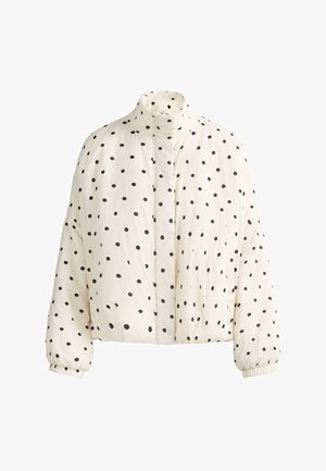 Weiße Steppjacke mit schwarzen Punkten, hohem Kragen, langen Ärmeln mit elastischen Bündchen und vorderer Druckknopfreihe.