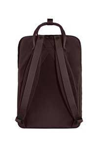 Brauner Stoff-Rucksack mit rechteckiger Form, ausgestattet mit verstellbaren Trägern, einem oberen Griff und einem gekreuzten Riemendesign auf der Rückseite.