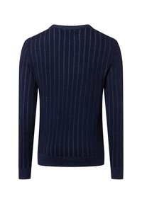 Granatowy sweter z dzianiny z pionowym prążkowanym wzorem, okrągłym dekoltem i długimi rękawami. Prosty, dopasowany fason bez widocznych zapięć.