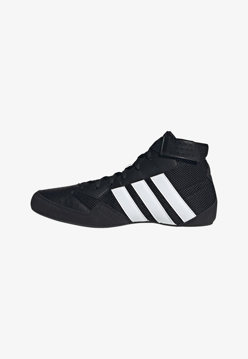 Chaussure de sport montante noire avec un design blanc à trois bandes, panneaux en mesh, lacets et une bride auto-agrippante à la cheville.