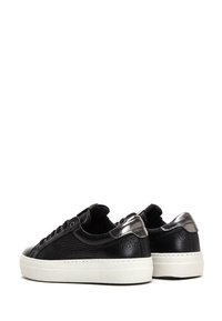Zwarte leren sneakers met een gestructureerde afwerking en een glanzend zilveren hielaccent. Witte rubberen zool, vetersluiting en vlak profiel.
