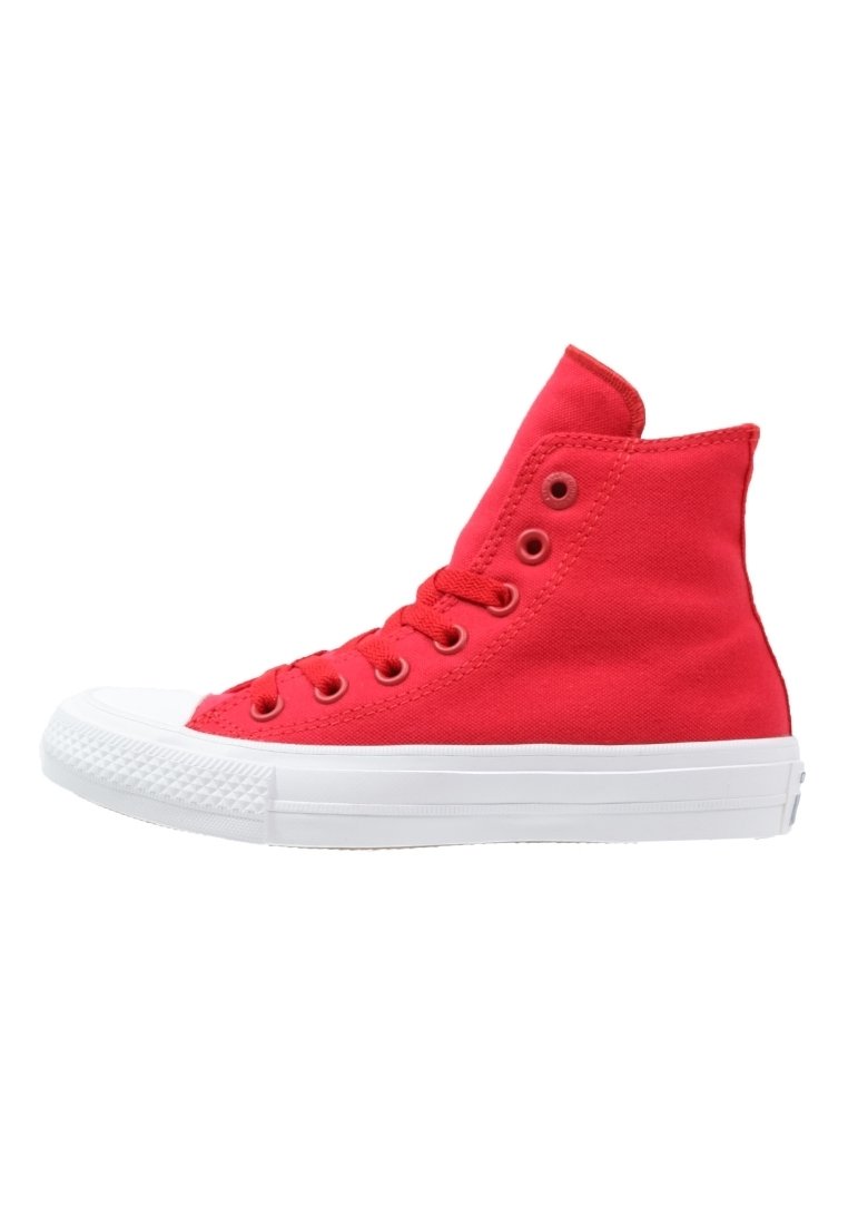 Sneaker alta rossa in tela con suola in gomma bianca, punta tonda e sei fori con lacci coordinati. Presenta una parte superiore texture e un collare imbottito.