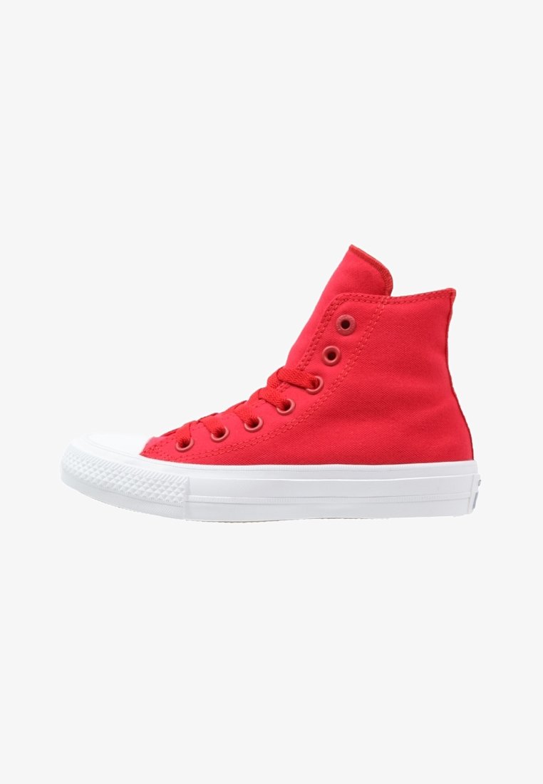 Sneaker alta rossa in tela con suola in gomma bianca, punta tonda e sei fori con lacci coordinati. Presenta una parte superiore texture e un collare imbottito.