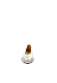 Zapato plano de cuero blanco con puntera metálica dorada, suela de goma y forro interior de cuero marrón claro. Diseño sin costuras.