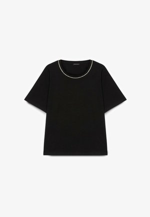 Sort kortærmet t-shirt med rund halsudskæring dekoreret med en enkelt række små hvide perler.