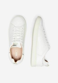 Baskets blanches en matériau synthétique avec une texture lisse, présentant un bout rond, un col rembourré et un design à laçage. Style minimaliste.