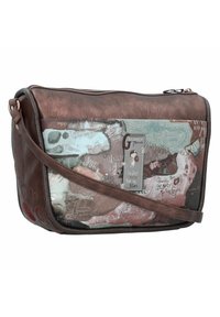 Brązowa skórzana torba na ramię o szerokiej budowie, z różnorodnymi artystycznymi wzorami i teksturami, z górnym suwakiem i regulowanym paskiem.
