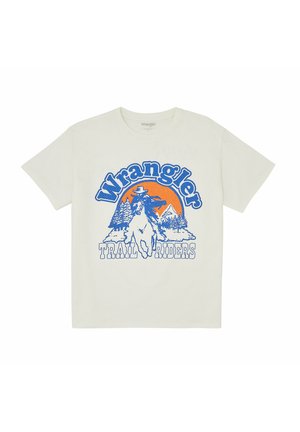 T-shirt en coton crème avec une illustration graphique bleue d'un cow-boy à cheval et le texte "Wrangler Trail Riders". Manches courtes, col rond.