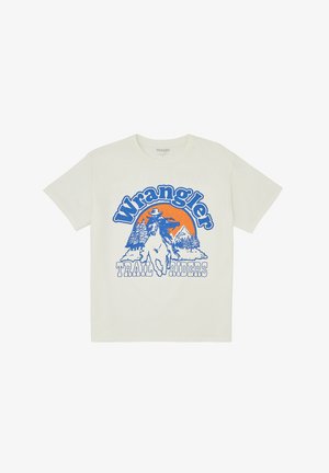 Kermainen puuvillaa t-paita, jossa on sininen graafinen kuva cowboysta hevosen selässä ja teksti "Wrangler Trail Riders". Lyhyet hihat, pyöreä kaula-aukko.