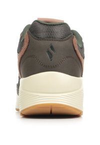 Vue arrière d'une sneaker marron et verte avec une semelle blanche et un logo noir sur le talon.