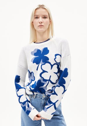 Gebreid sweater met een witte basis en grote blauwe bloemenpatronen. Beschikt over een ronde hals en lange mouwen met geribbelde boorden. Casual pasvorm.