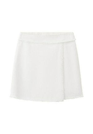Biała mini spódnica w stylu kopertowym z postrzępionymi krawędziami i elastycznym paskiem w talii.
