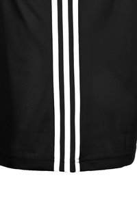 Shorts de sport noirs en tissu mesh, avec trois bandes blanches verticales sur les côtés. La ceinture est élastique pour plus de confort.