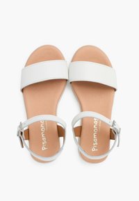 Sandalias de cuero blanco con correas anchas y una delgada correa en el tobillo, que cuentan con una textura suave y una planta en color beige con detalle de logo.