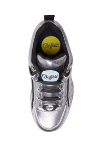Zilveren metallic sneaker met zwarte accenten, voorzien van een vetersluiting, gevoerde kraag en zichtbare logotags binnenin de schoen.