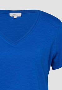 Blauw T-shirt met korte mouwen, V-hals, zichtbare stiksels en een s.Oliver merklabel bij de hals, maat 36.