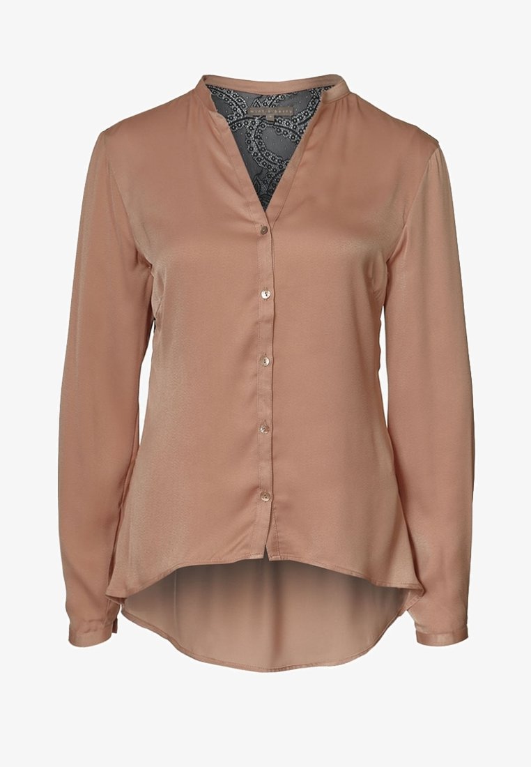 Blouse en satin à manches longues boutonnée, marron clair avec un col en V subtil et une doublure intérieure à motifs.