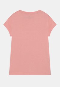 T-shirt med kort ärm i mjuk rosa bomull, med rund halsringning och rak passform, utan detaljerade sömmar och inga tryck.