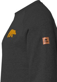 Dunkelgrauer Pullover mit einem strukturierten orangen Bären-Graphic auf der Vorderseite und einem Lederetikett mit dem Wort "FORSBERG" an der Ärmeln.