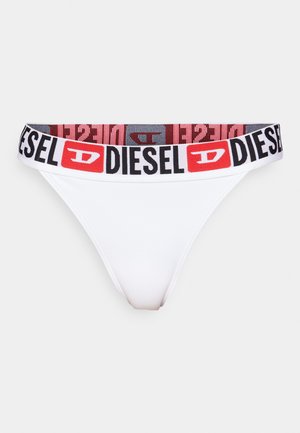 Biele tangové spodné prádlo so širokým elastickým pásom, ktorý zdobí čierna a červená značka "DIESEL". Hladká tkanina, minimalistický strih s menším pokrytím.