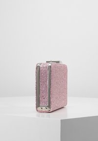 Rosa glittrig kuvertväska med rektangulär form, metalliska silverdetaljer, slät textur och ett säkert lås på toppen.