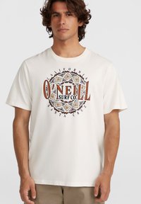 Hvid bomulds t-shirt med et cirkulært grafisk design, der har teksten "O'Neill Surf Co." i orange og sort, omgivet af tribal mønstre.