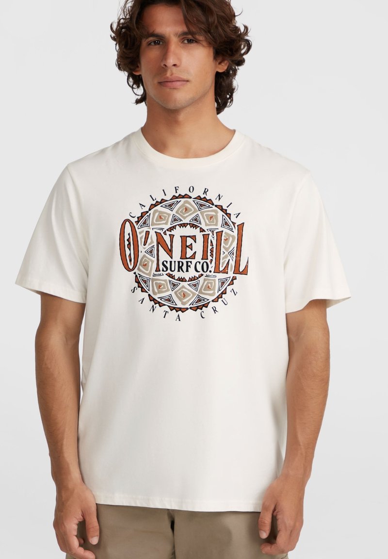 Hvid bomulds t-shirt med et cirkulært grafisk design, der har teksten "O'Neill Surf Co." i orange og sort, omgivet af tribal mønstre.