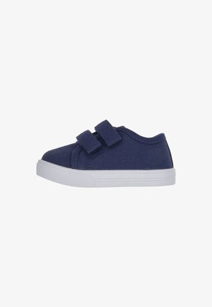 Scarpa da ginnastica per bambino blu navy con due strisce in velcro e suola in gomma bianca, mostrata di profilo su sfondo bianco.