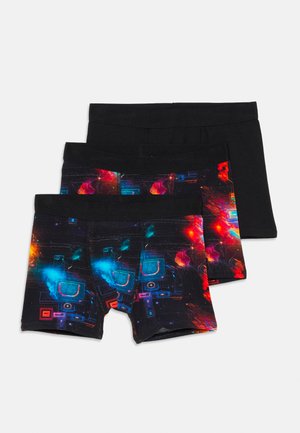 Drie paar boxershorts: één effen zwart, twee met een kleurrijk ruimte-thema grafisch ontwerp met neonblauwen, -roden en -geel.