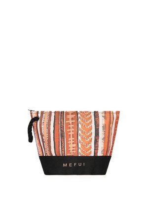 Piccola borsa di tessuto con motivi tribali verticali arancioni, marroni e bianchi, base nera, cinturino da polso nero intrecciato e testo "MEFUI" sul davanti.