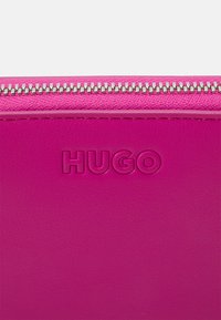 HUGO ZIPAROUND - Lommebok - dark pink